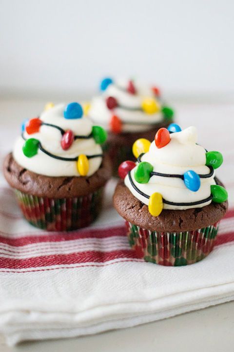 Decorating Cupcakes Like Christmas Lights