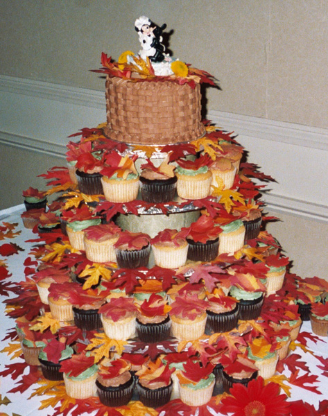 11 Fall Themed Wedding Cake And Cupcakes Photo Fall Wedding