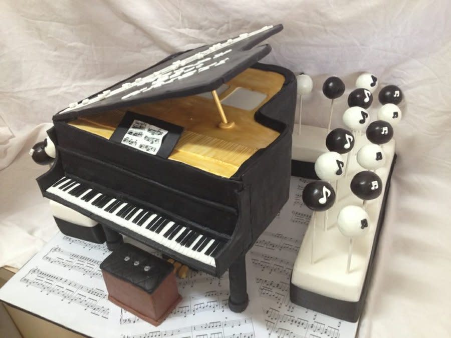 Grand Piano Cake