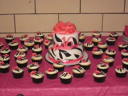 Sweet 16 Cake with Cupcakes