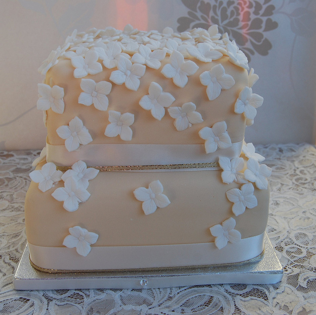 White Hydrangeas with Ivory Wedding Cake