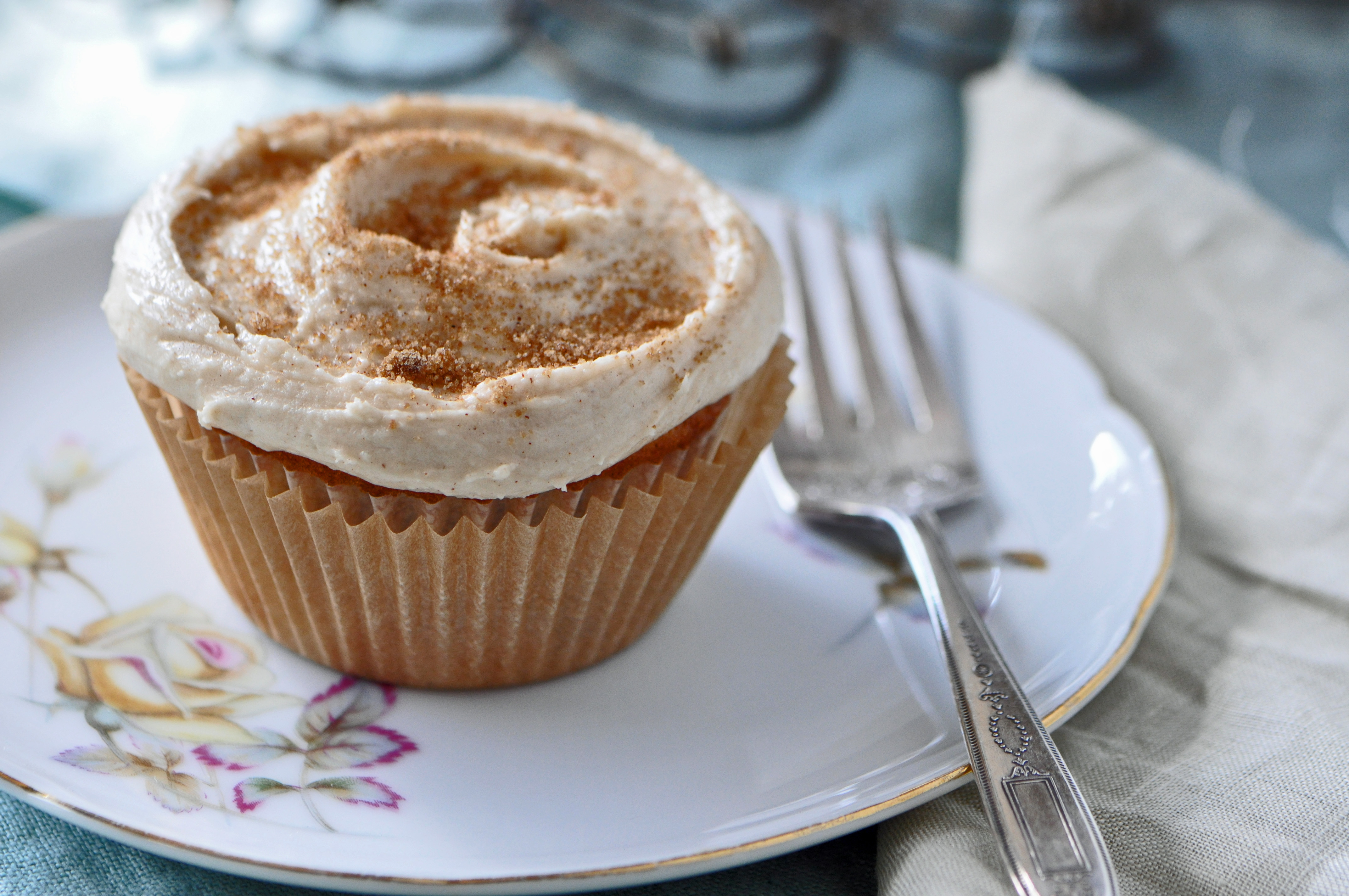 Brown Sugar Cinnamon Cupcakes with Frosting