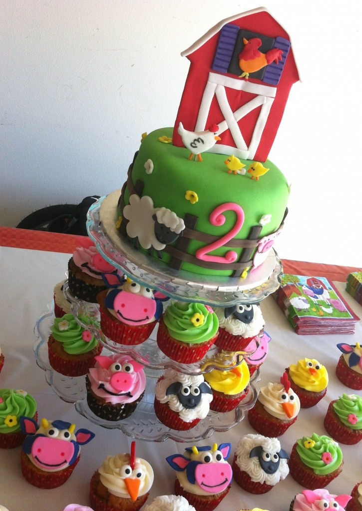 Barnyard Cake with Cupcakes