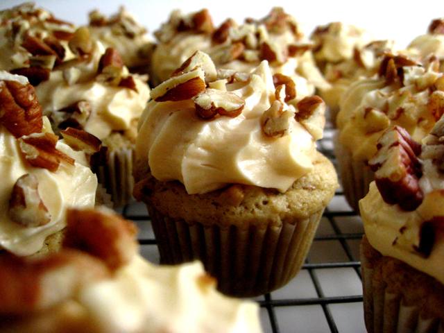 Caramel Pecan Cupcakes with Frosting