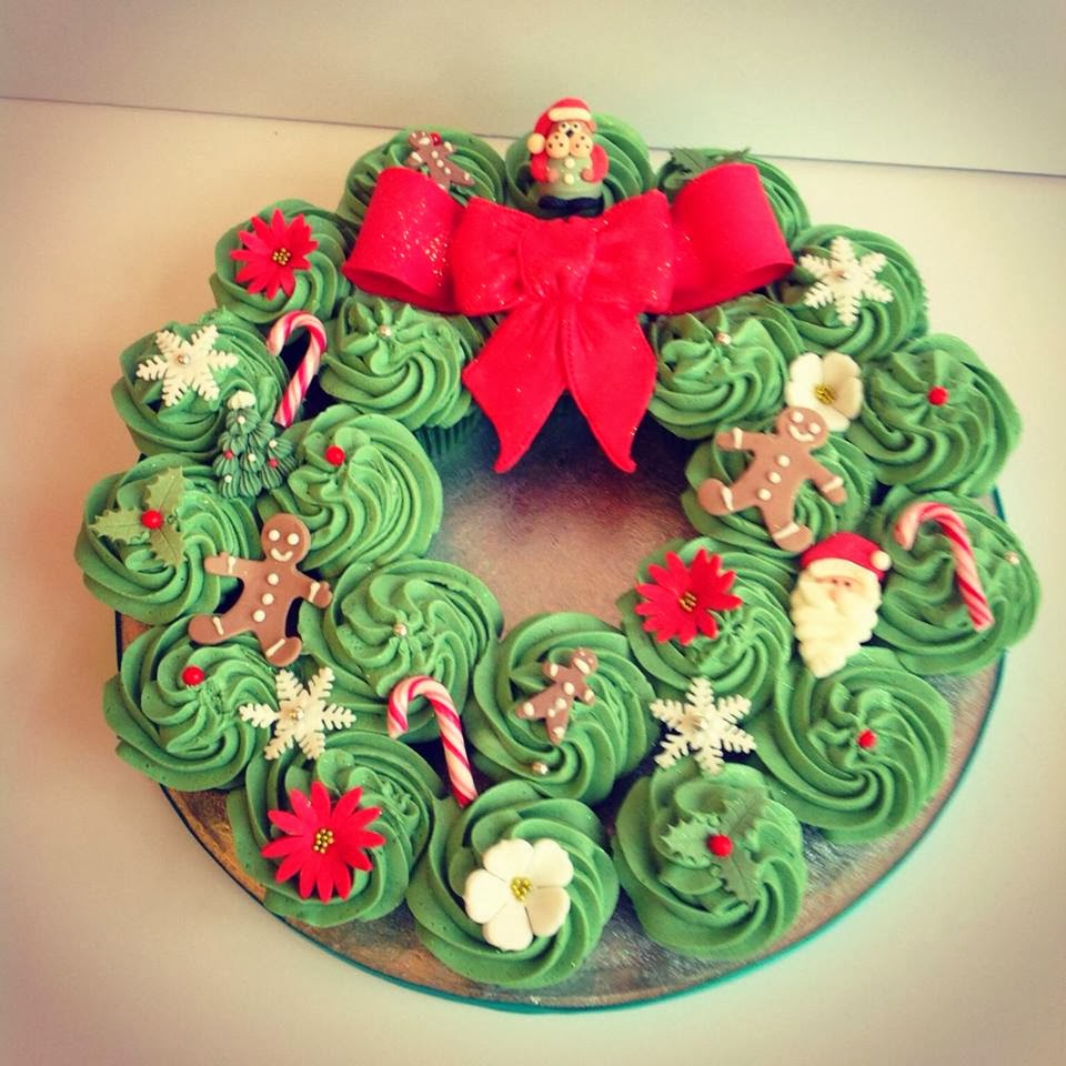Christmas Wreath Cupcake Cake