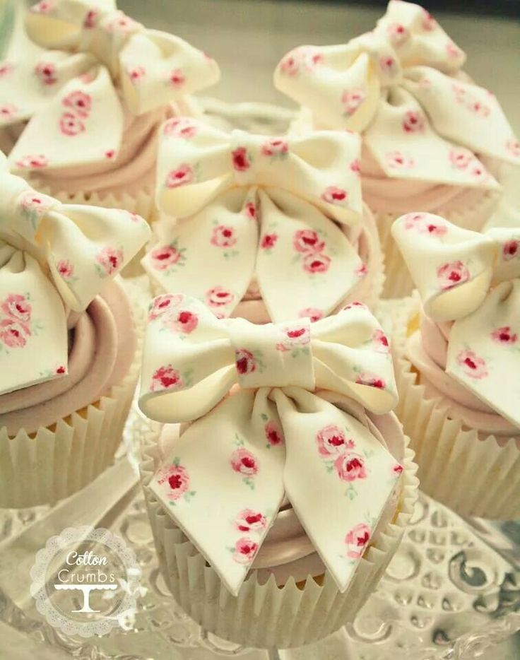 Cupcakes with Fondant Bows