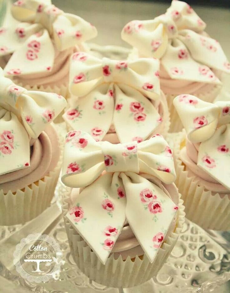 Cupcakes with Fondant Bows Cupcakes with Fondant Bows