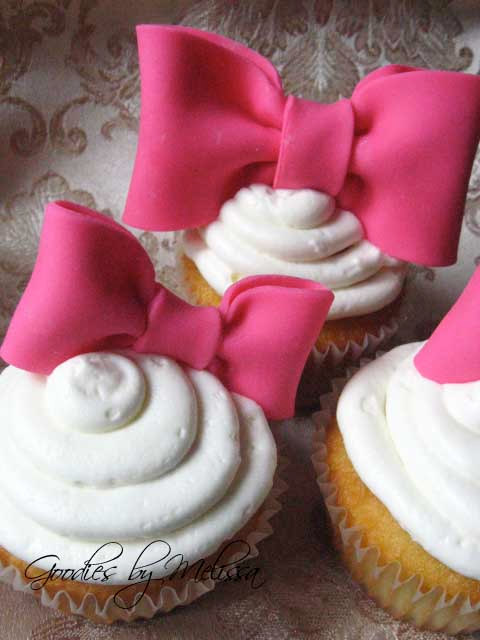 Cupcakes with Fondant Bows Cupcakes with Fondant Bows