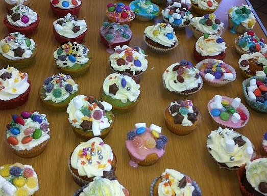 Decorating Fairy Cakes