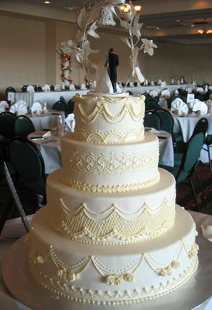 Elegant Traditional Wedding Cake