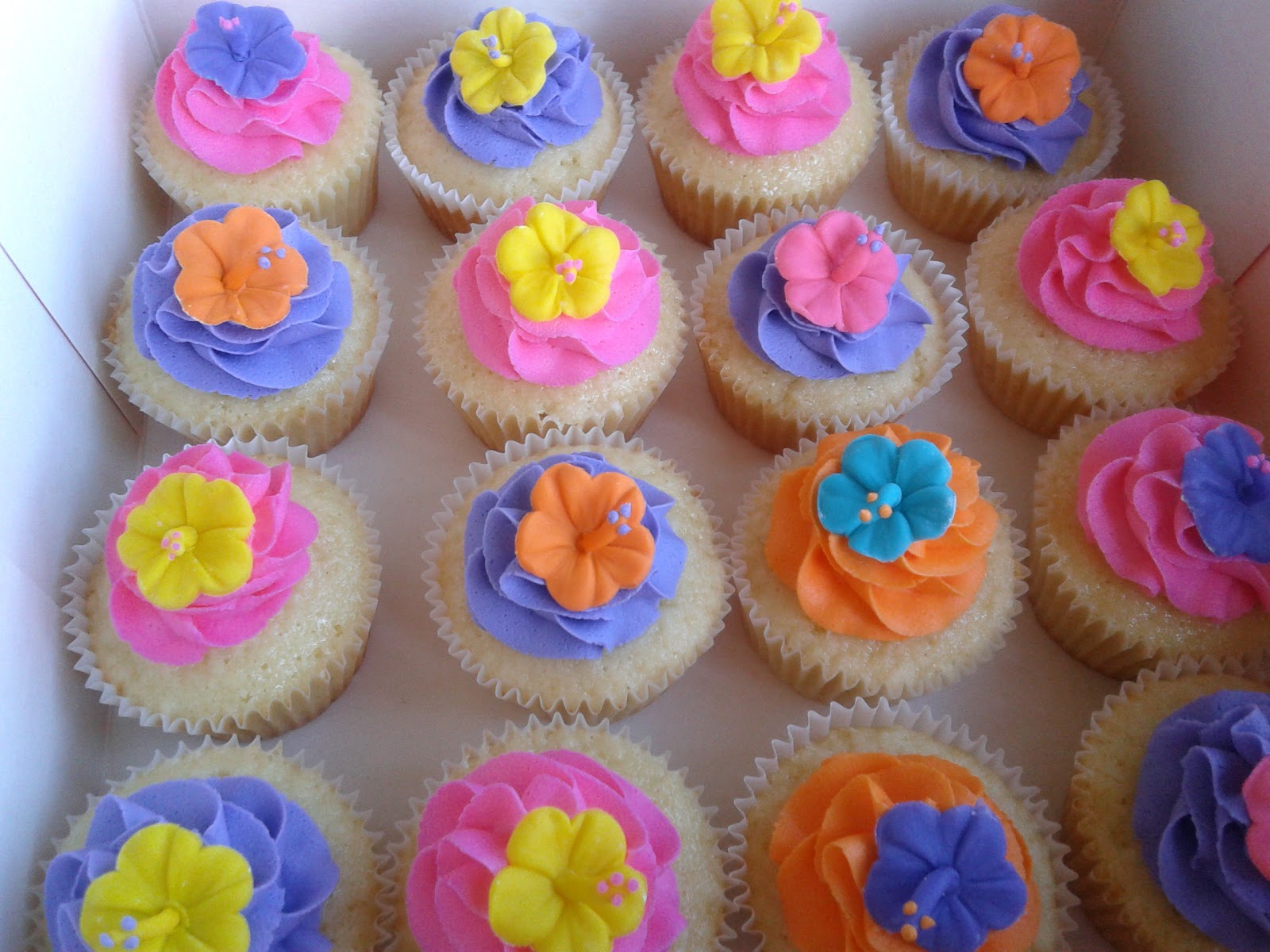 Hawaiian Themed Cupcake Cake