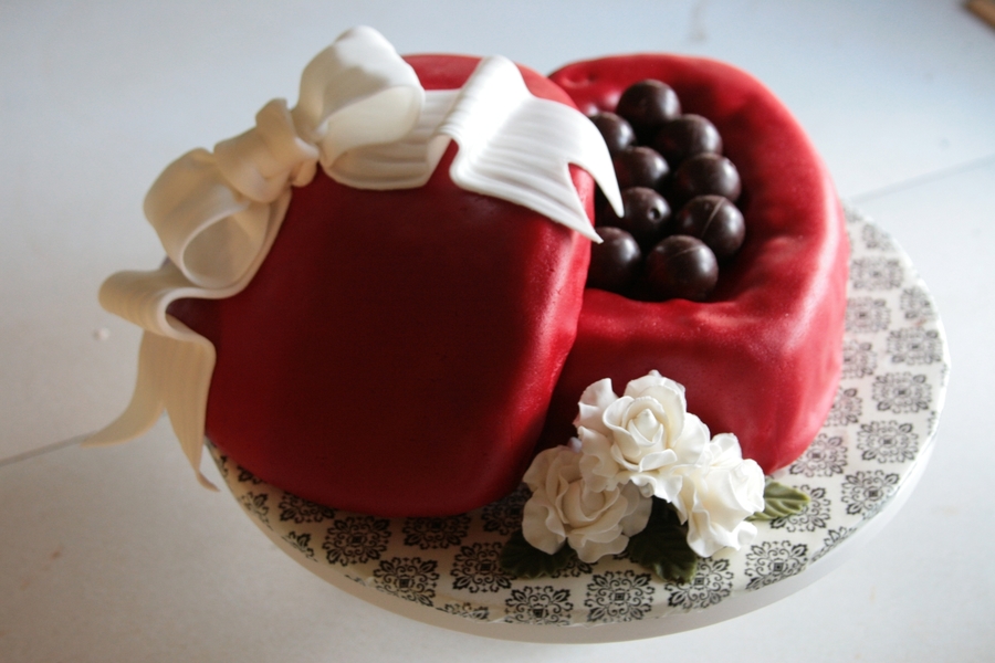 Heart Shaped Chocolate Cake Box