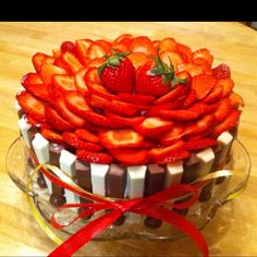 Kit Kat Cake with Strawberries Kit Kat Cake with Strawberries