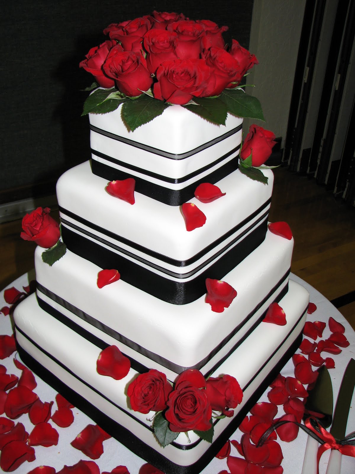 Red and Black Wedding Cakes Ideas