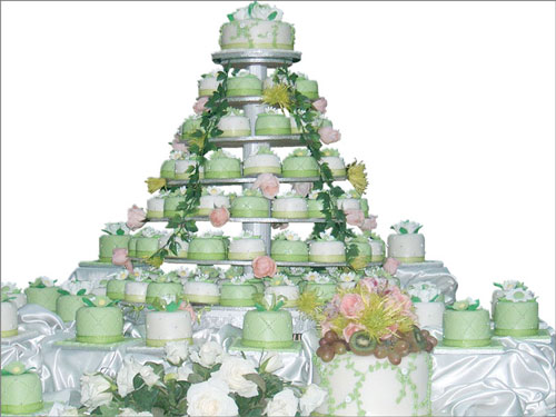 Unique Wedding Cake with Cupcake Design