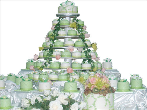 Unique Wedding Cake with Cupcake Design Unique Wedding Cake with Cupcake Design