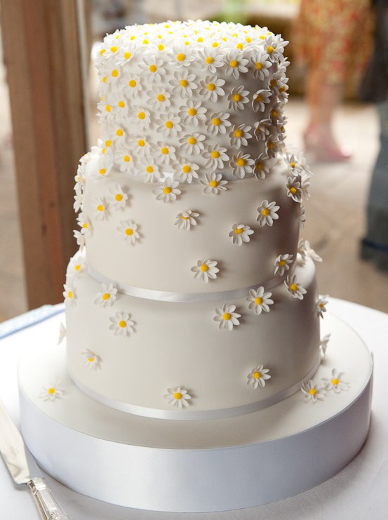Wedding Cakes with Daisy Theme