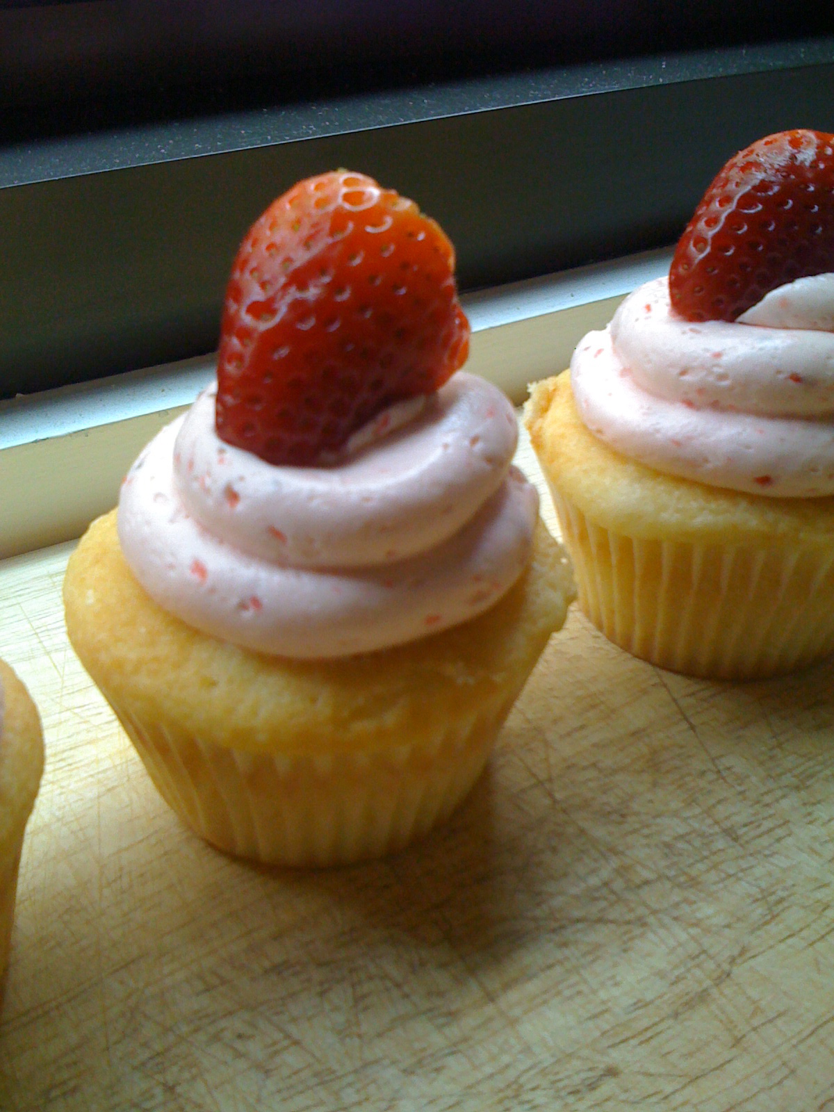 White Cupcakes with Strawberries White Cupcakes with Strawberries