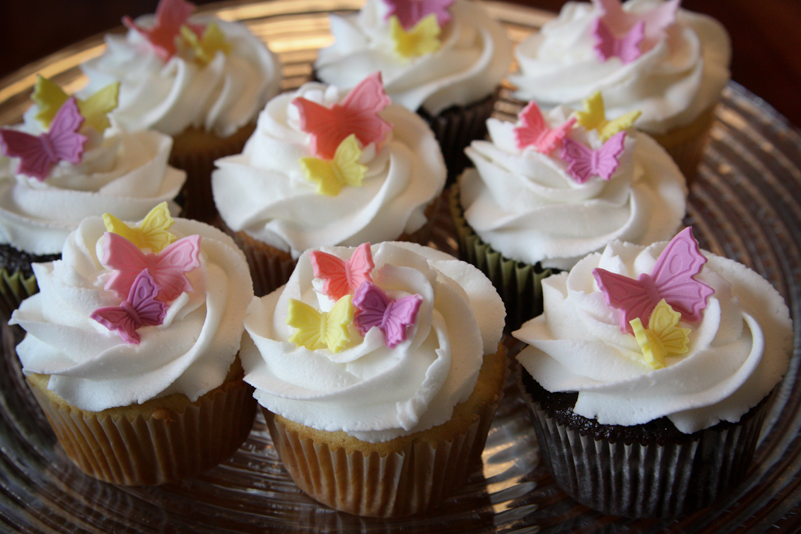 Cupcake Cake with Butterflies Cupcake Cake with Butterflies
