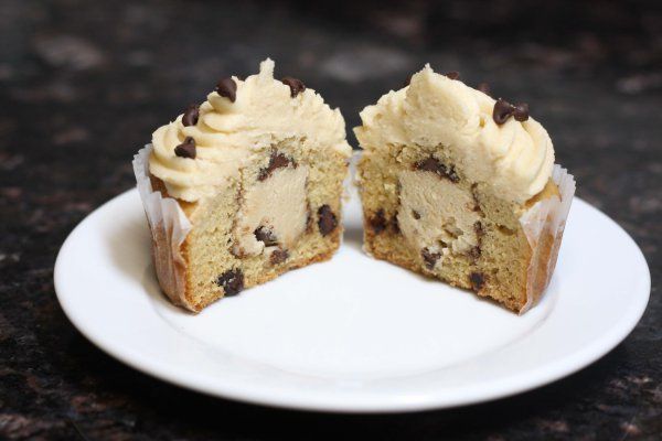 Filled Cupcakes with Cookie Dough