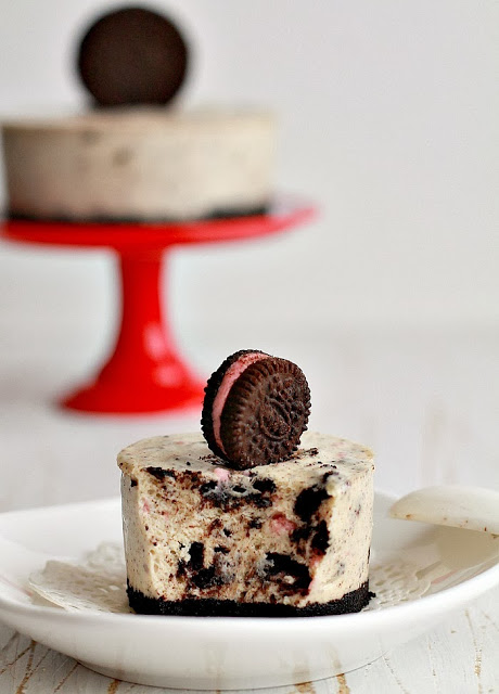 Strawberry Oreo Mini Cheesecakes Strawberry Oreo Mini Cheesecakes