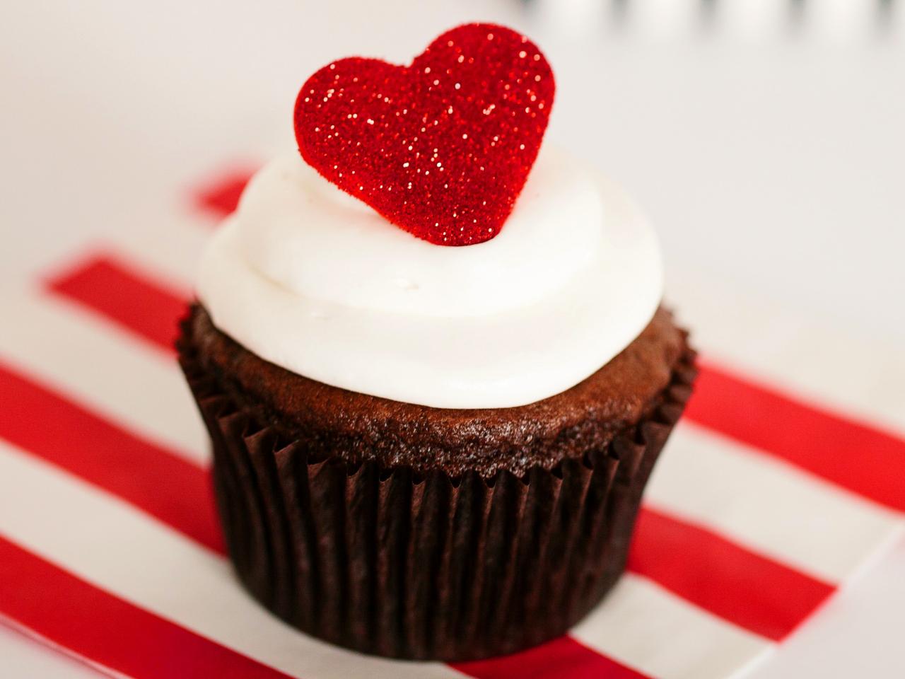 Valentine's Day Cupcakes with Fondant Hearts