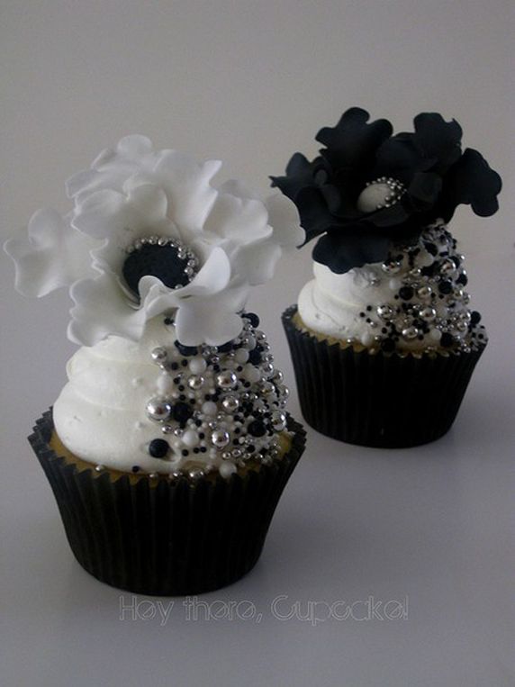 12 Photos of Elegant Black And White Wedding Cupcakes 12 Photos of Elegant Black And White Wedding Cupcakes