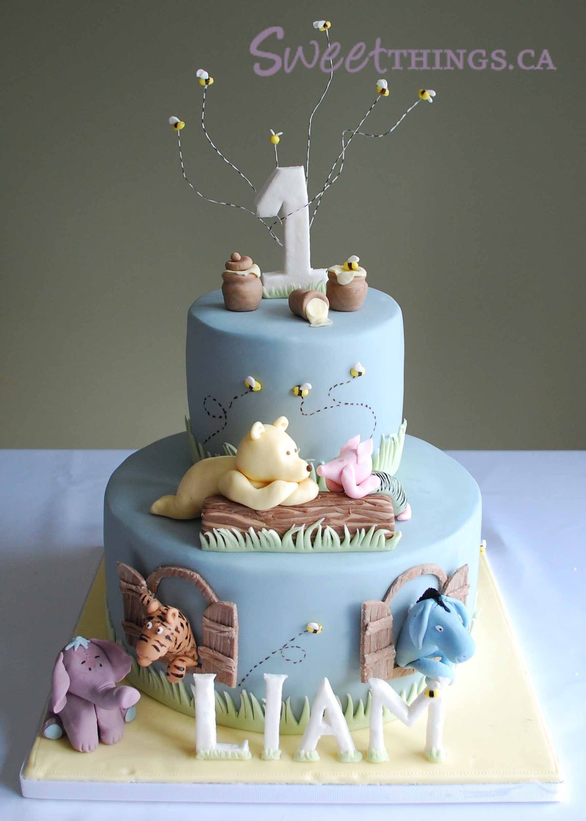 Classic Pooh Birthday Cake