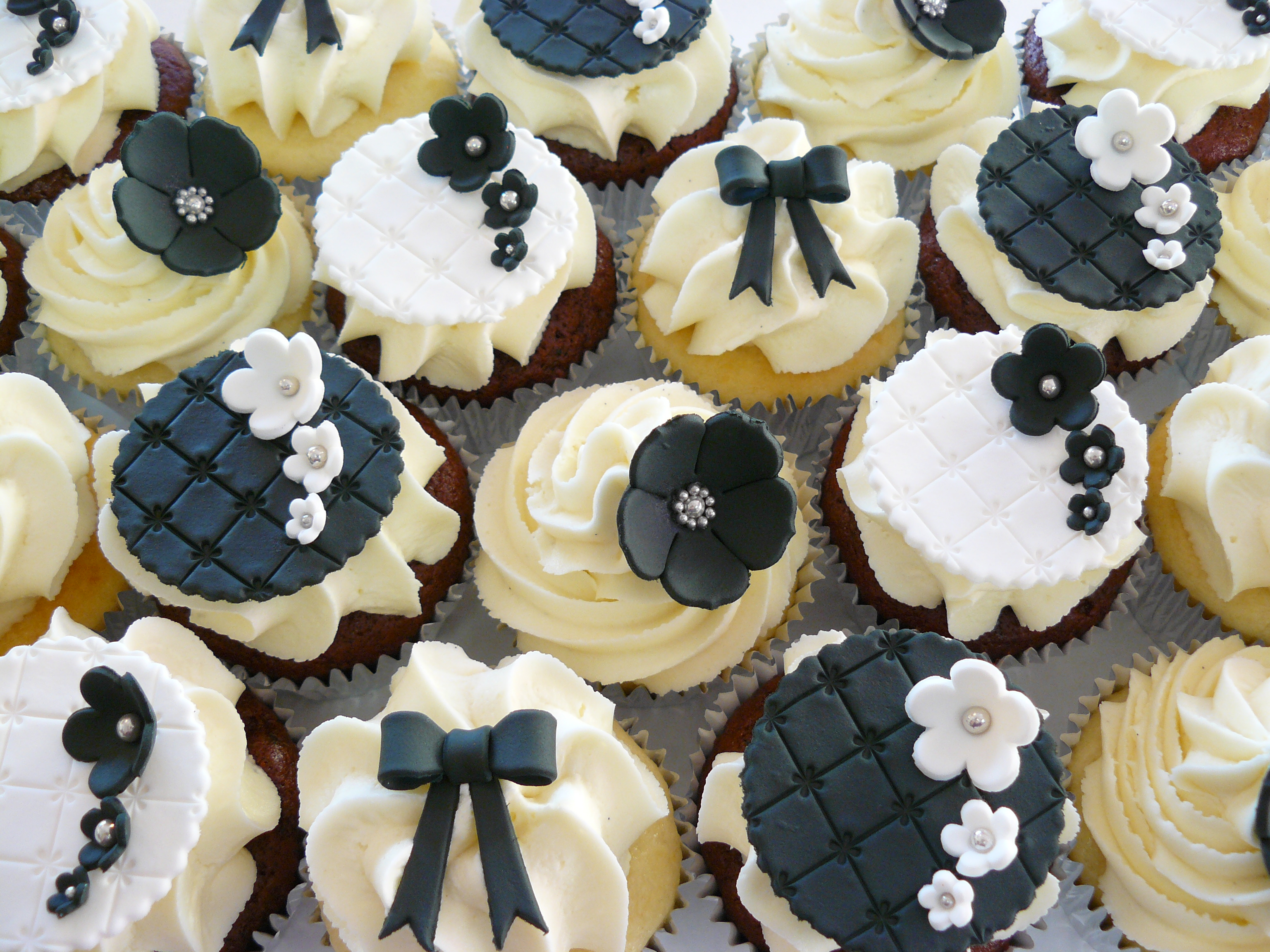 Elegant Black and White Wedding Cupcakes