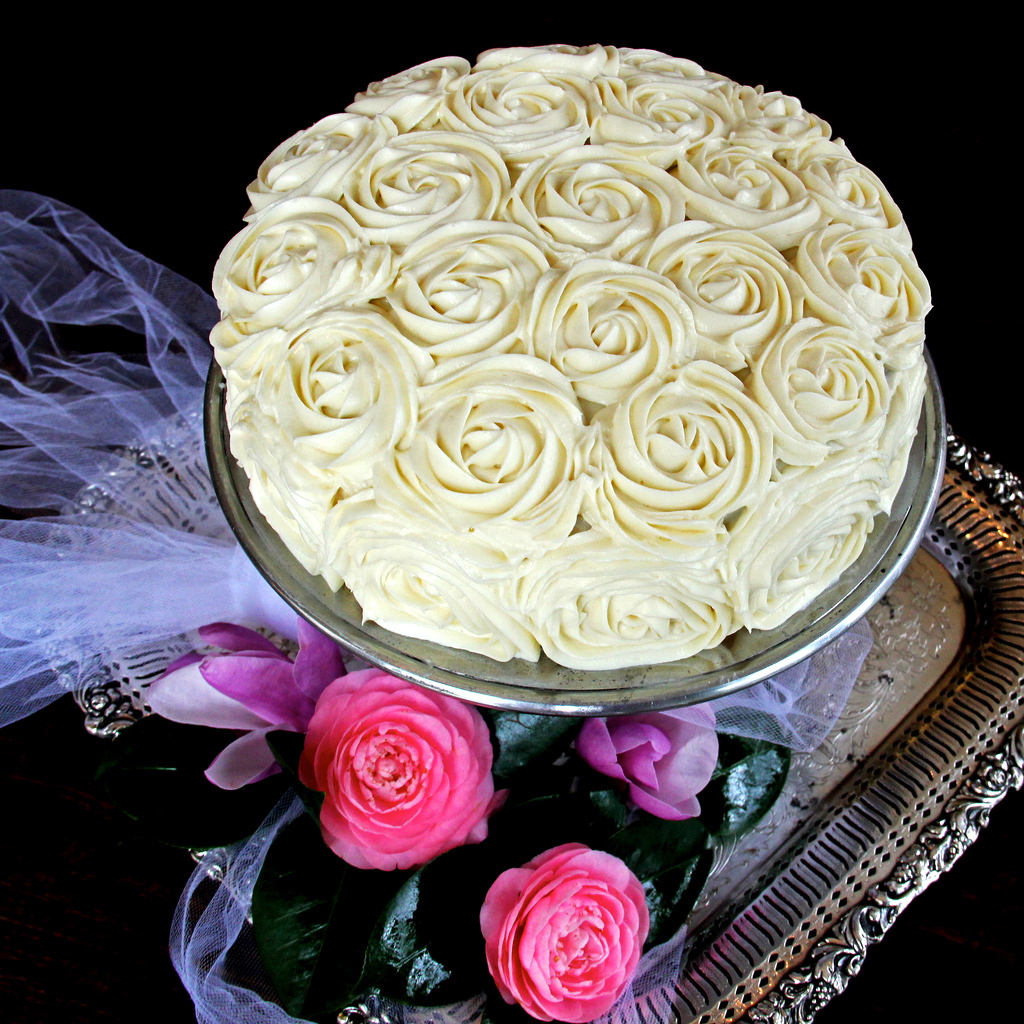Red Velvet Cream Cheese Cake with Roses Red Velvet Cream Cheese Cake with Roses