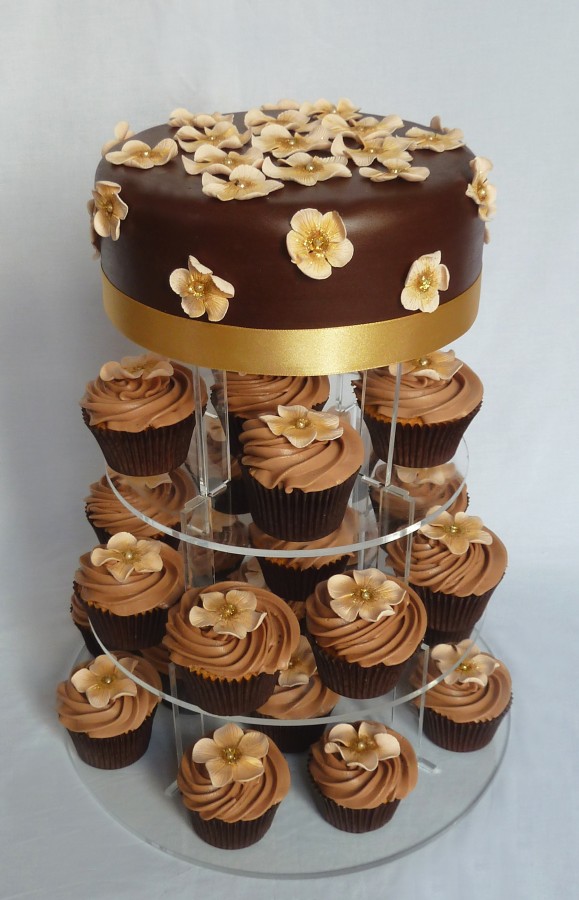 Chocolate Wedding Cakes with Cupcakes