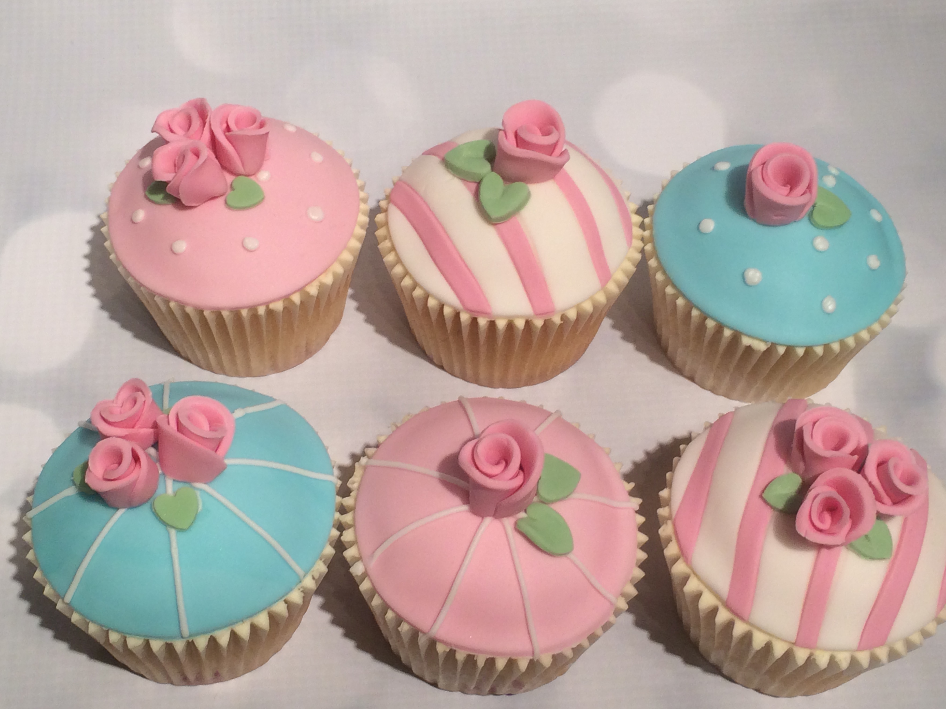 Cupcakes with Fondant Roses Cupcakes with Fondant Roses