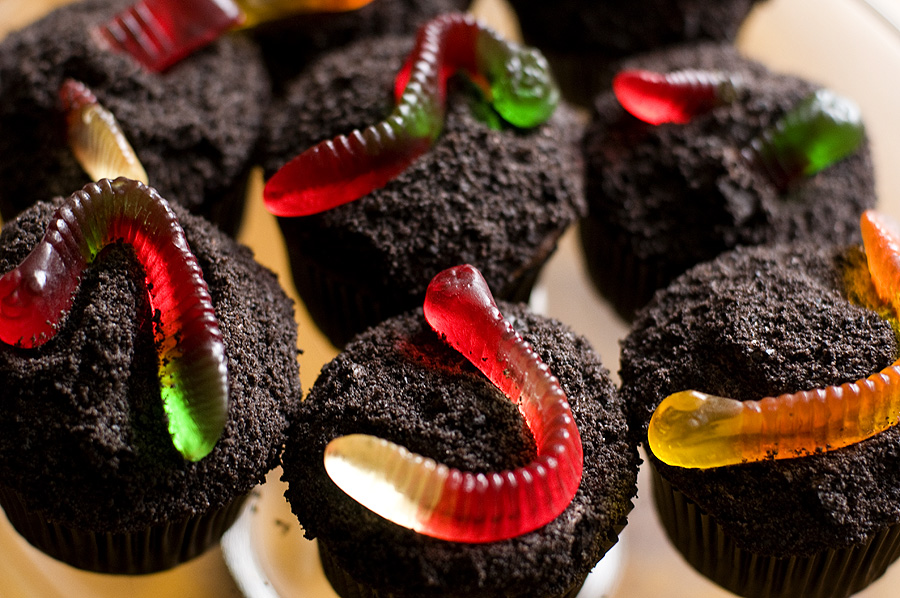 Dirt Cupcakes with Gummy Worms Recipe