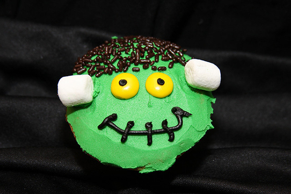 Easy Frankenstein Halloween Cupcakes Decorating Ideas