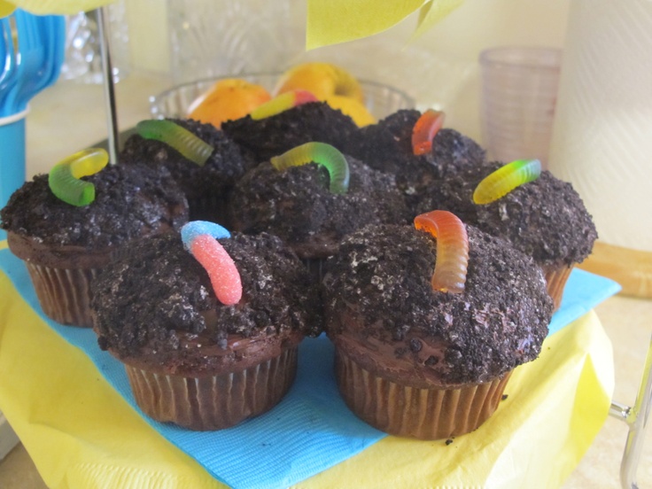 Gummy Worms Dirt Cake with Cupcakes