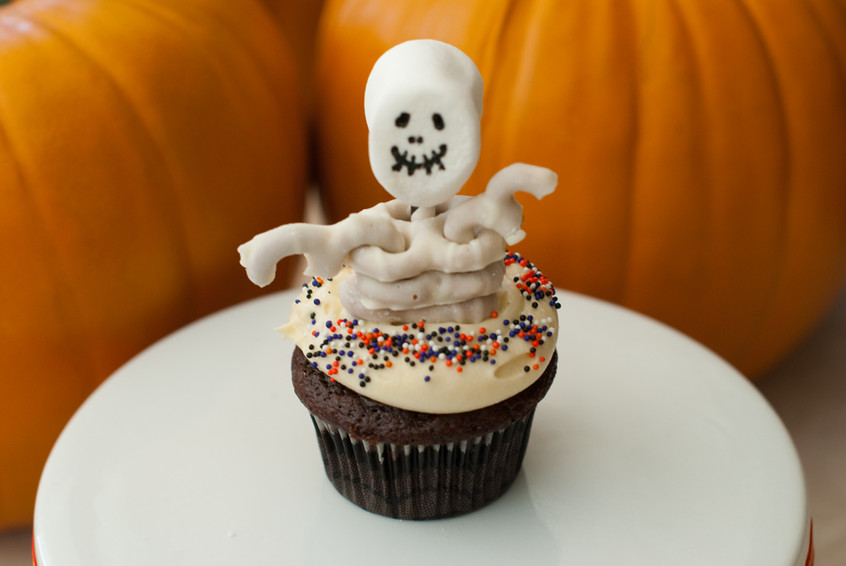 Halloween Skeleton Pretzel Cupcakes