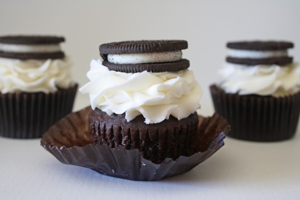 Oreo Cupcakes with Cream Cheese Filling Oreo Cupcakes with Cream Cheese Filling