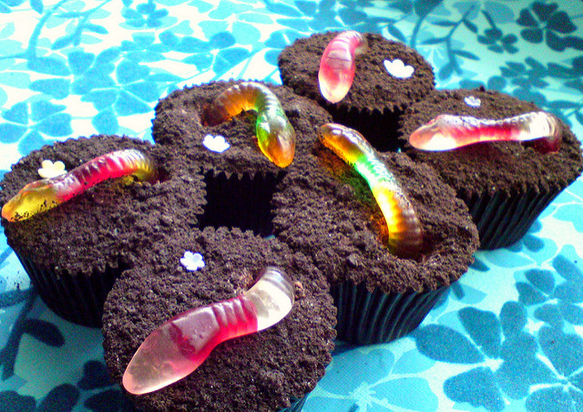 Oreo Dirt with Gummy Worms Cupcakes