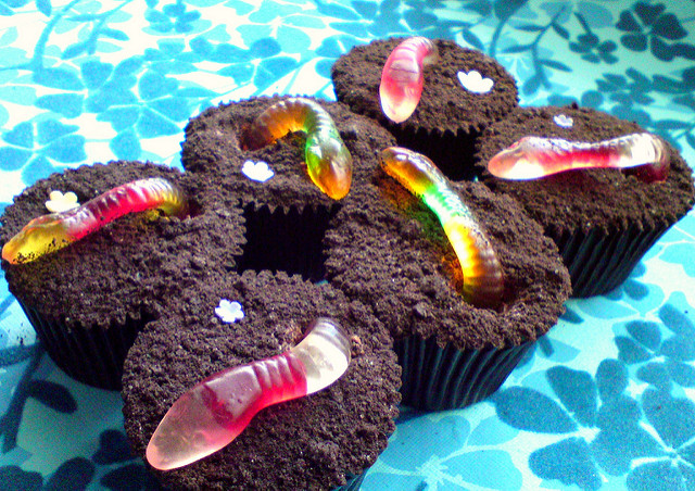 Oreo Dirt with Gummy Worms Cupcakes Oreo Dirt with Gummy Worms Cupcakes