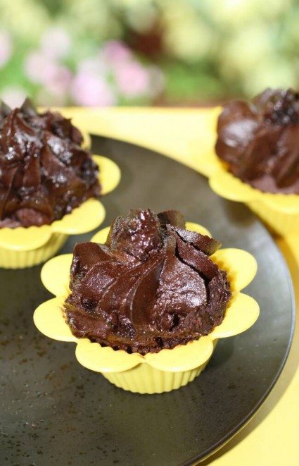 Vegan Chocolate Cupcakes with Frosting