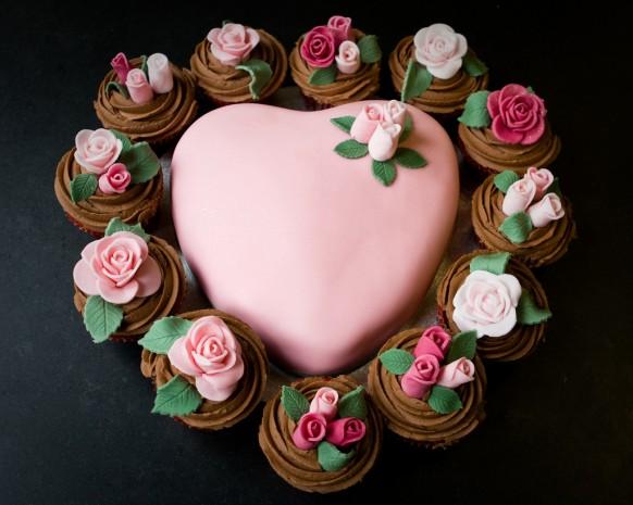 Heart Cake with Cupcakes Heart Cake with Cupcakes