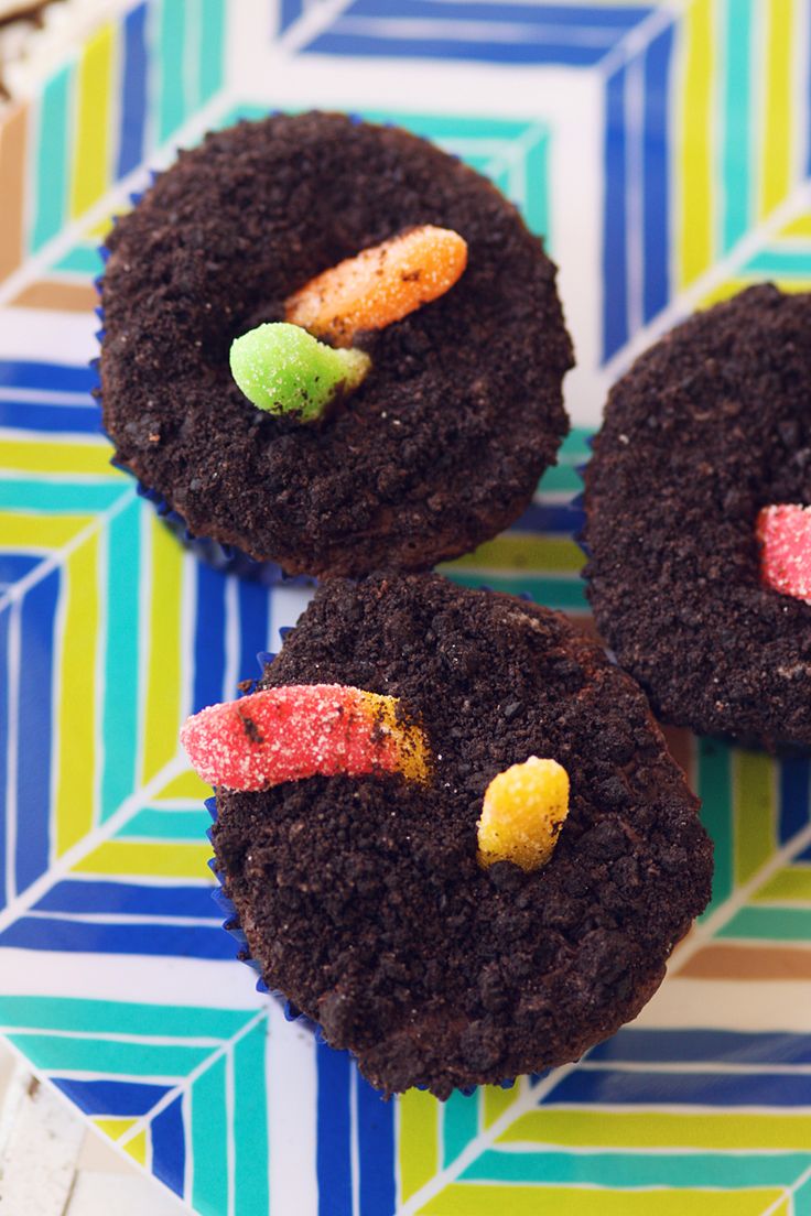 Oreo Dirt with Gummy Worms Cupcakes