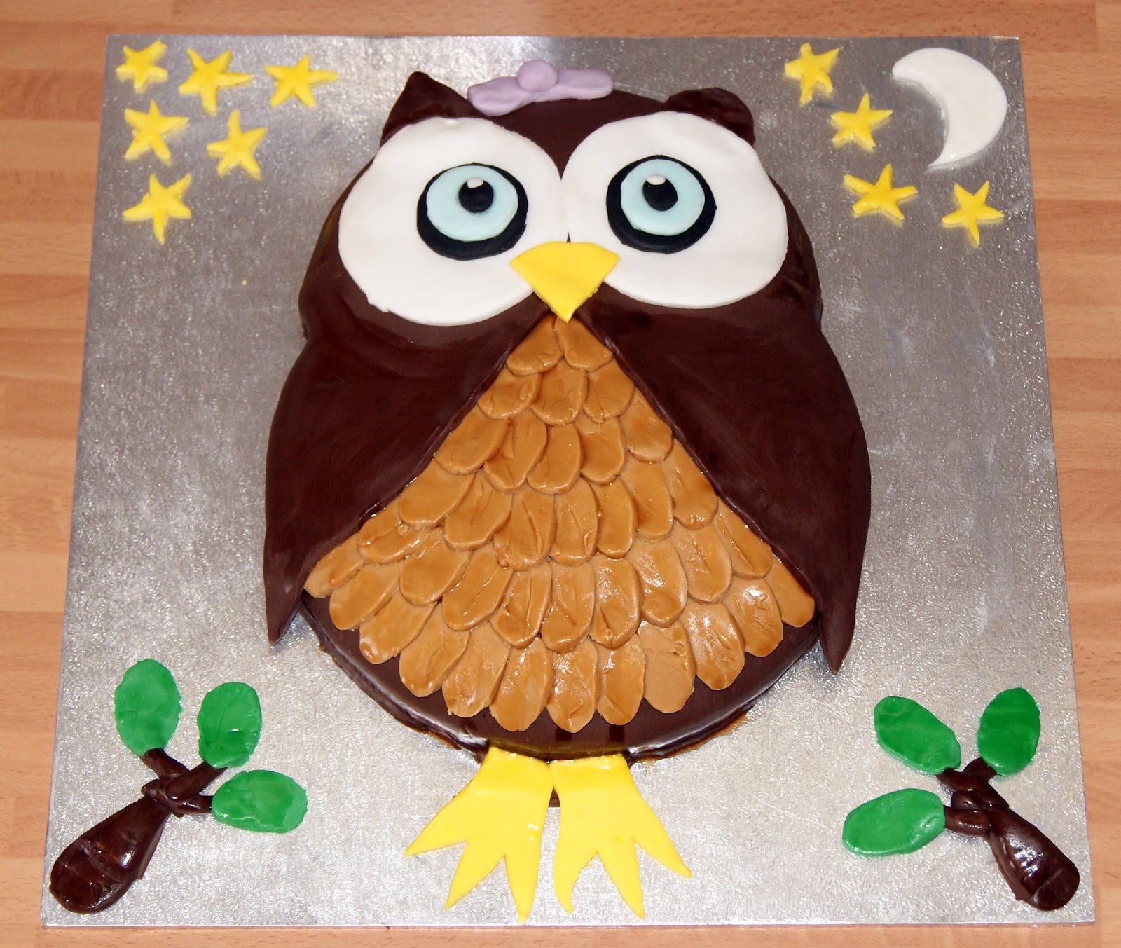 Owl Birthday Cake with Cupcakes