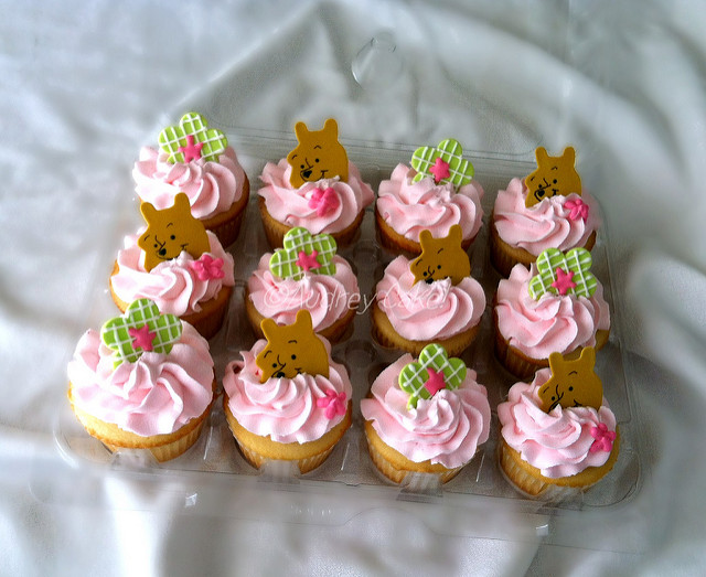 Winnie Pooh Baby Shower Cupcakes