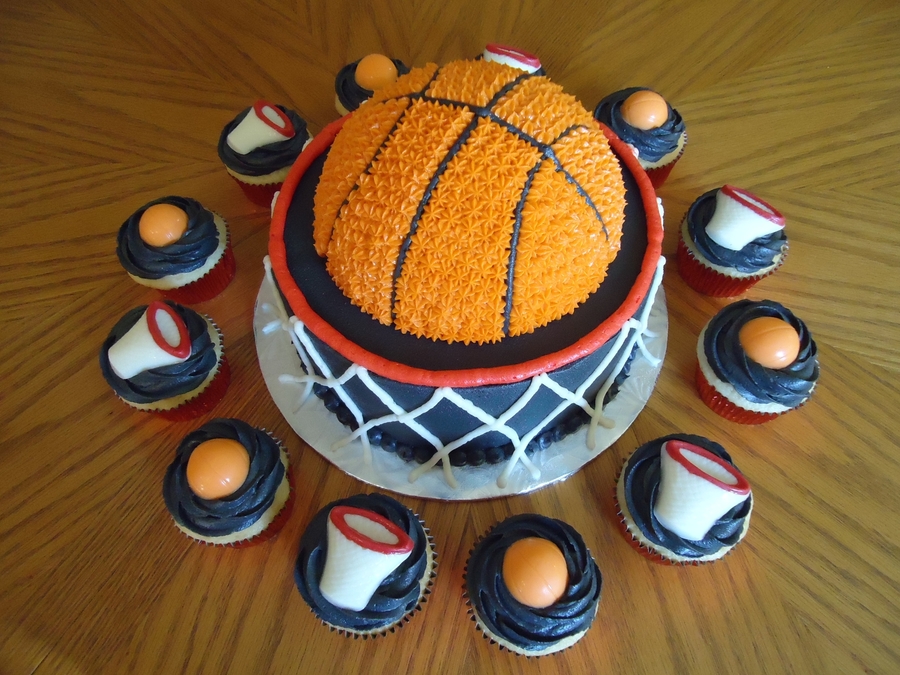 Basketball Cake with Cupcakes