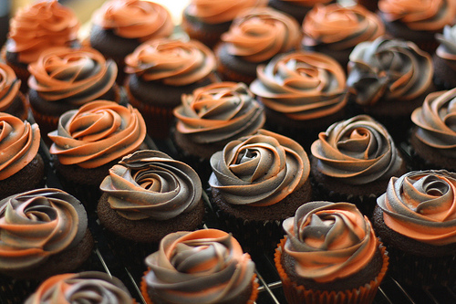 Black and Orange Halloween Cupcakes Black and Orange Halloween Cupcakes