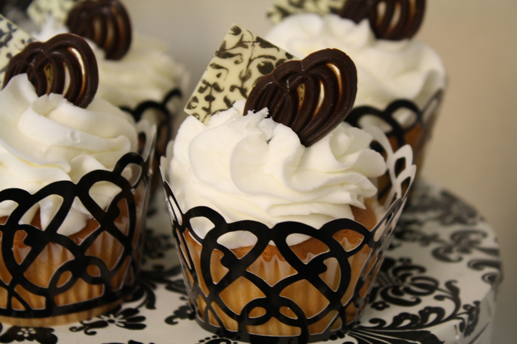 Black and White Wedding Cupcakes Black and White Wedding Cupcakes