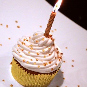Cupcakes with Edible Gold Glitter Cupcakes with Edible Gold Glitter