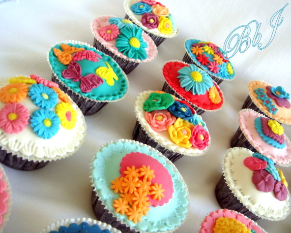 Cupcakes with Fondant Flowers