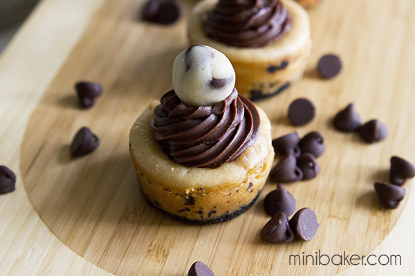 Mini Cheesecake with Cookie Dough Crust Mini Cheesecake with Cookie Dough Crust